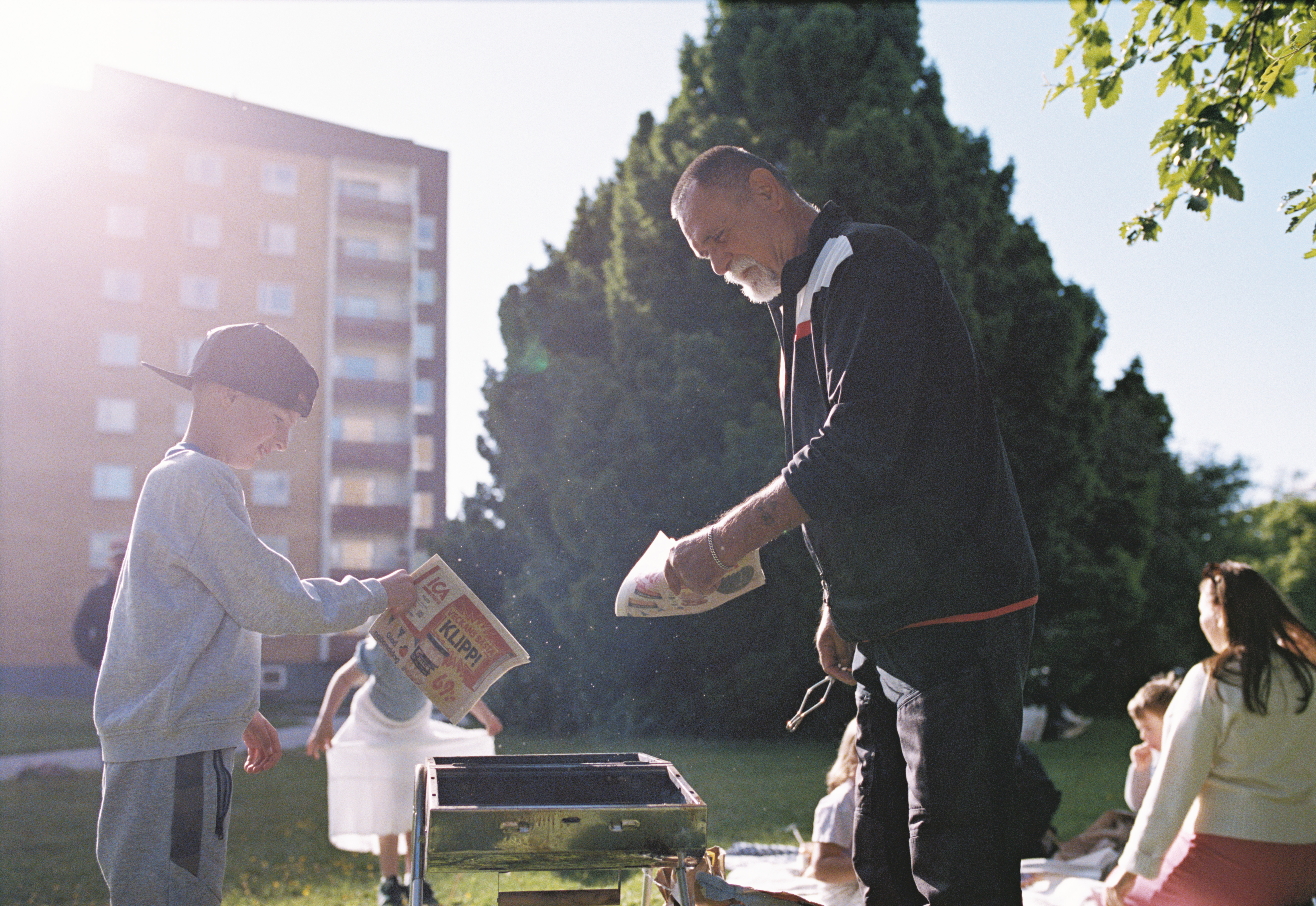 hyresgäster/ familj grillar
