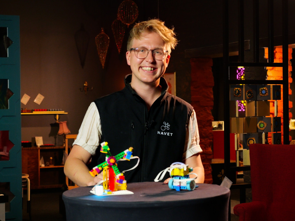 En man som st&aring;r framf&ouml;r ett bord med lego p&aring;.