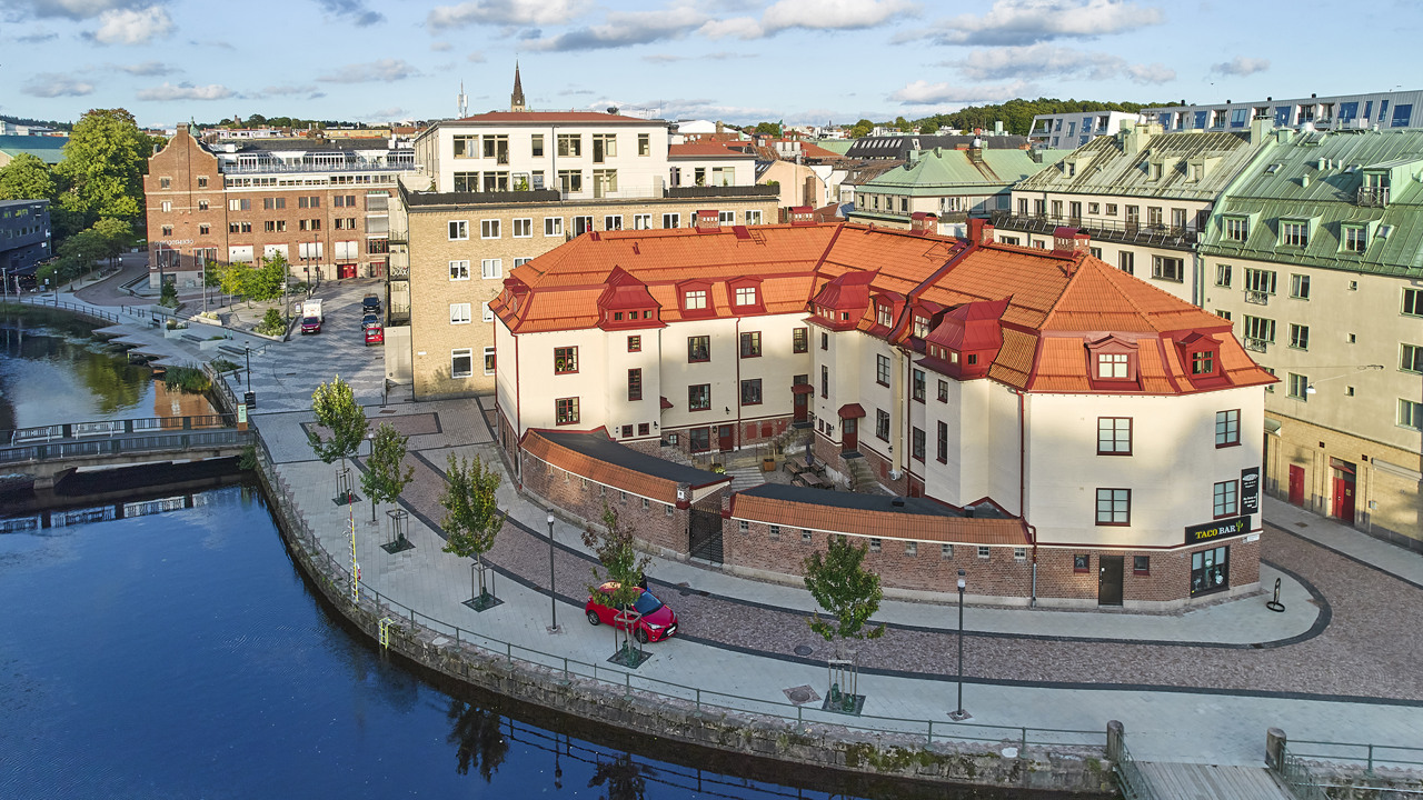 flygbild av en stad med en flod som rinner genom den.