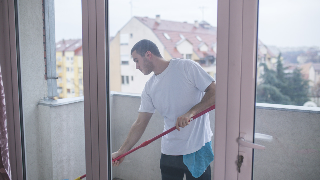 man städar balkong