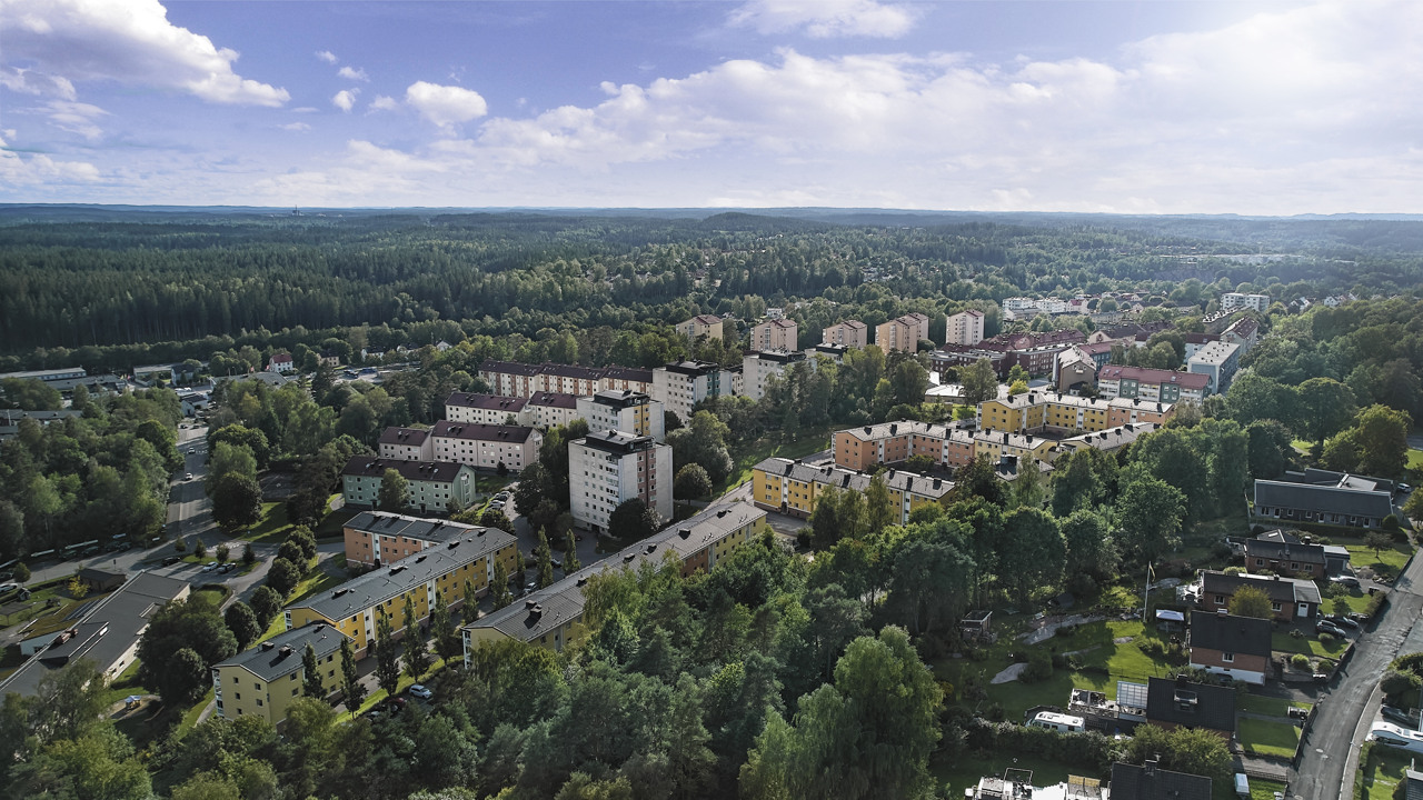 En flygbild av en stad omgiven av träd.