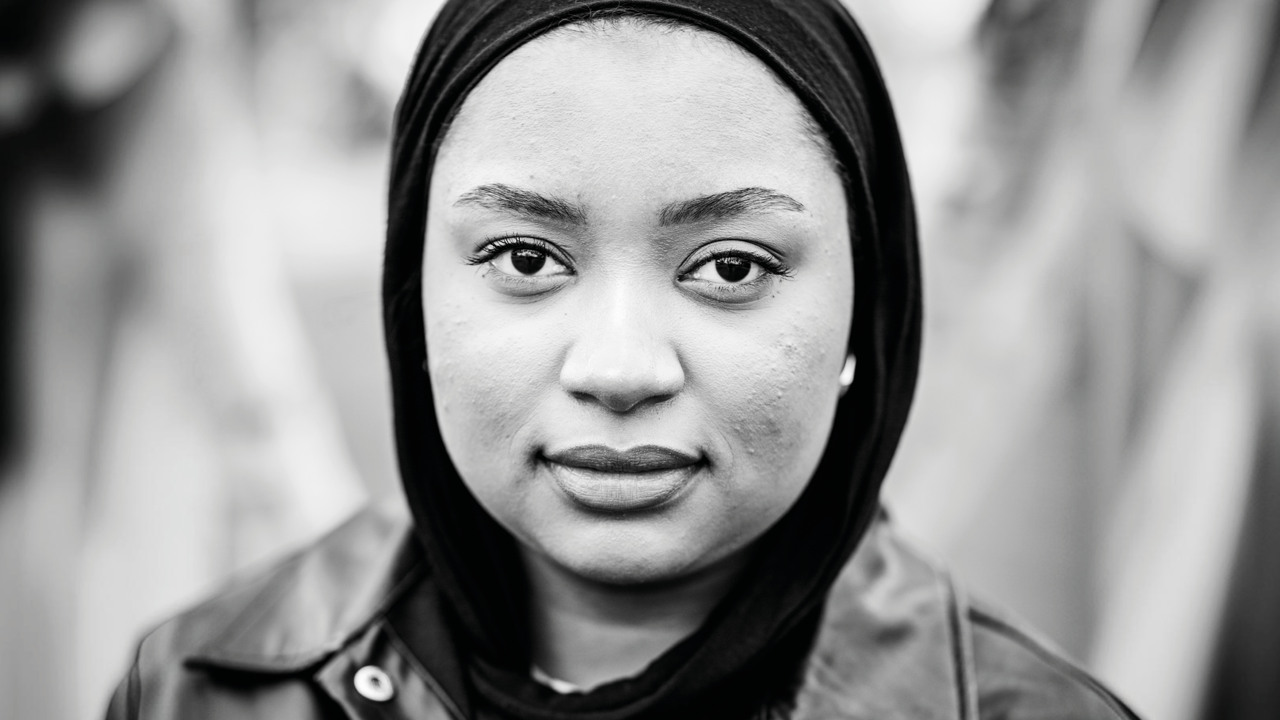 Svartvitt porträtt av Farida, boende på Hässleholmen