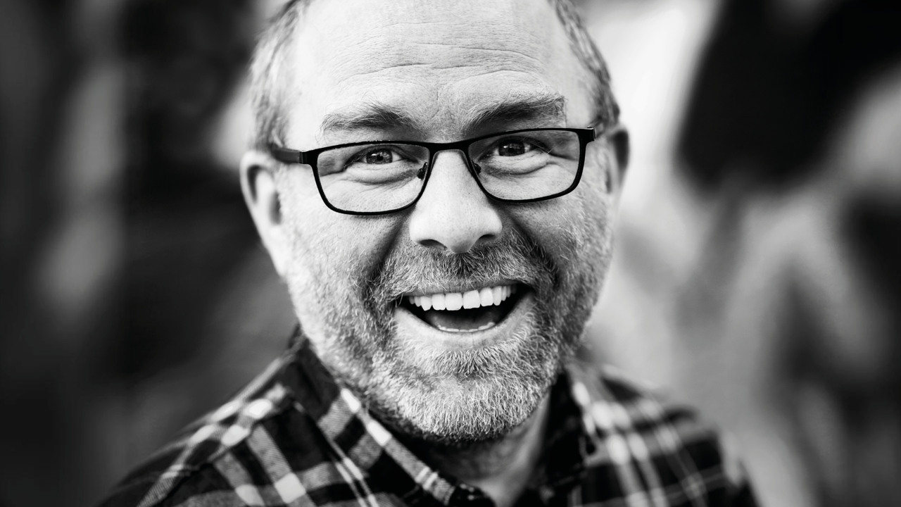 Svartvitt porträtt av Mikael, boende på Hässleholmen