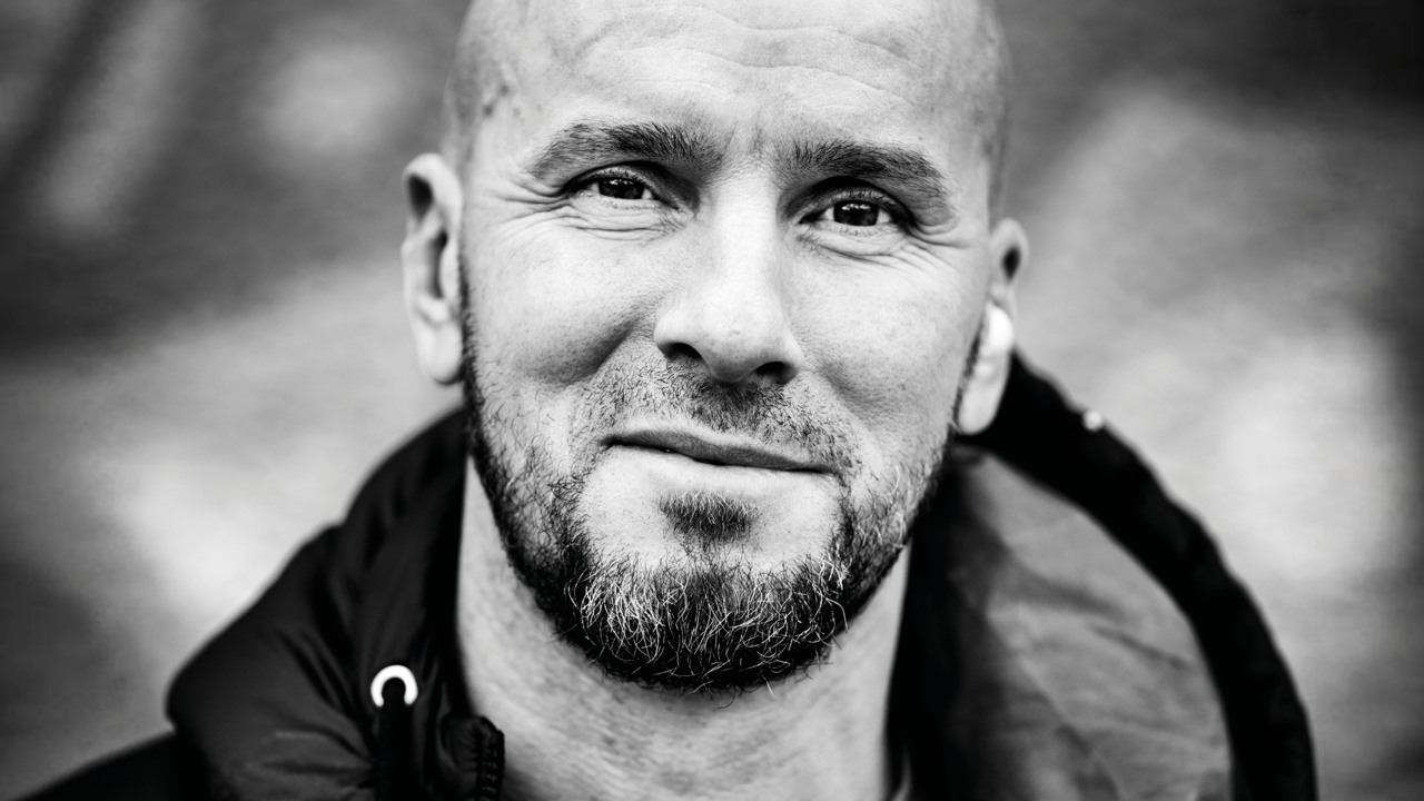 Svartvitt porträtt av Spichi, boende på Hässleholmen