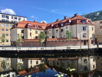 byggnad i stadsmiljö en älv framför